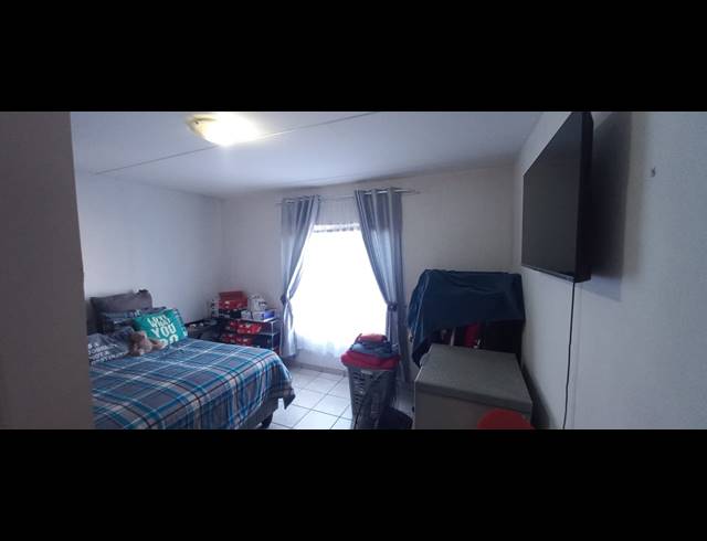 2 BEDROOM FLAT FOR SALE IN WOODHURST